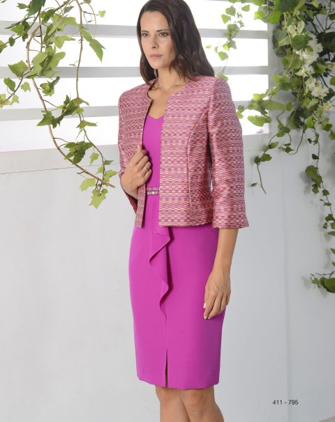 411-795 CONJ. CHAQUETA BROCADA Y VESTIDO CORTO CON CAÍDA Y ADORNO PASAMANERÍA